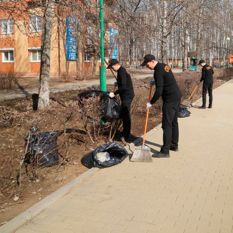 Уборка листьев в Донецке